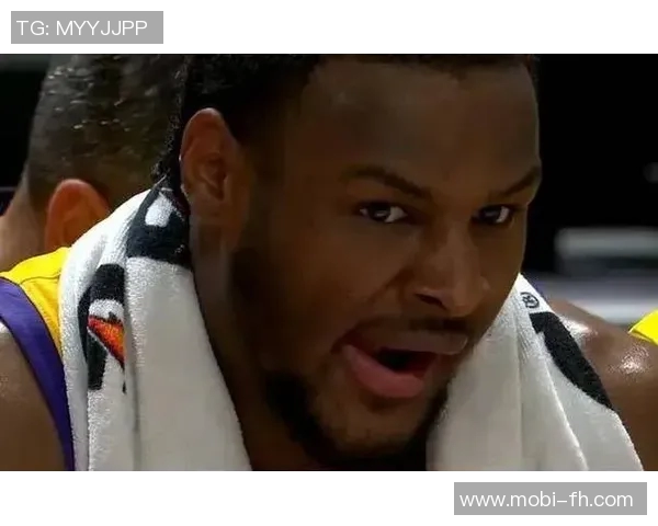 夸梅：布朗尼在主场比赛中表现得如同被车灯照射的迷茫鹿